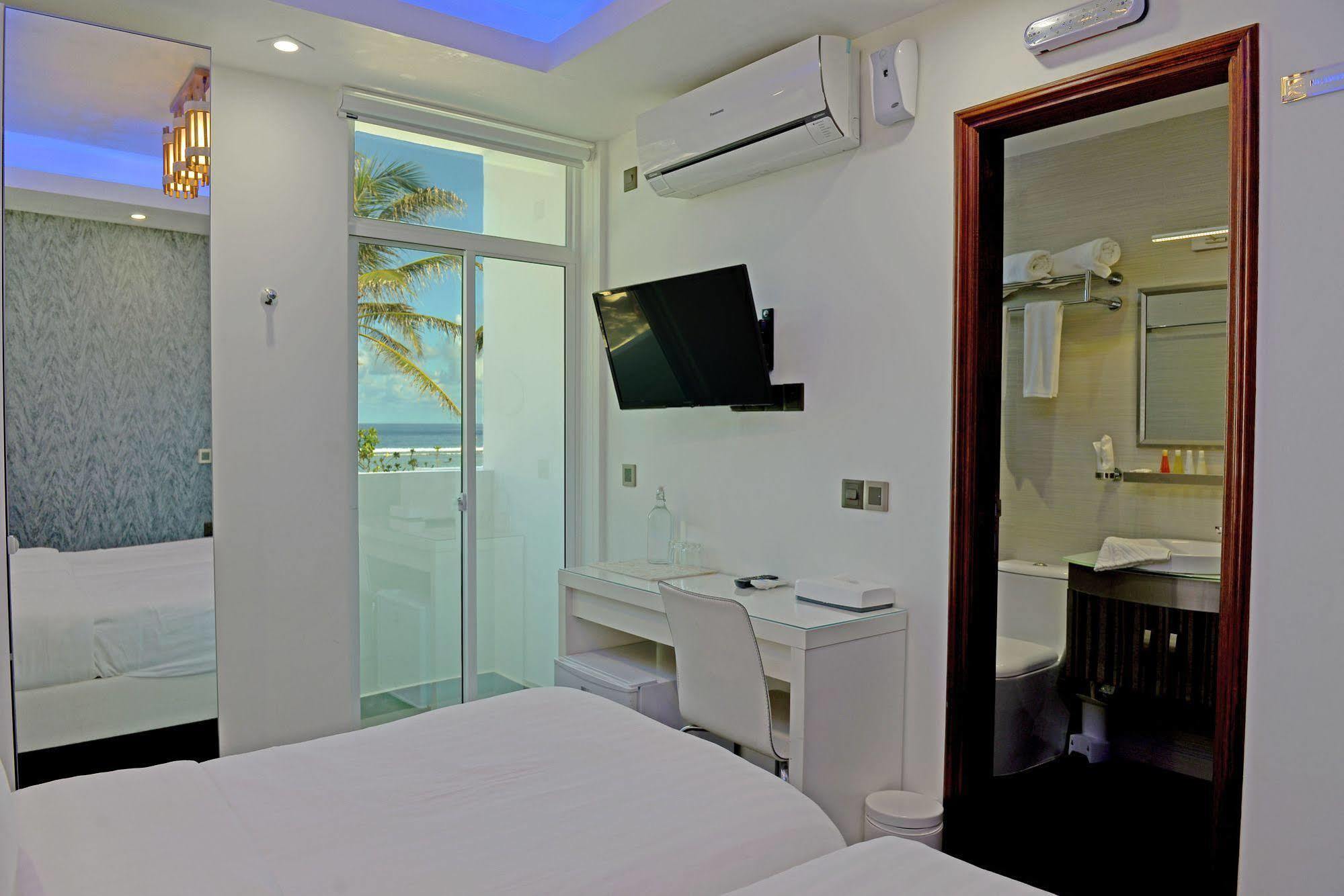 Airport Beach Hotel Hulhumale Exterior photo